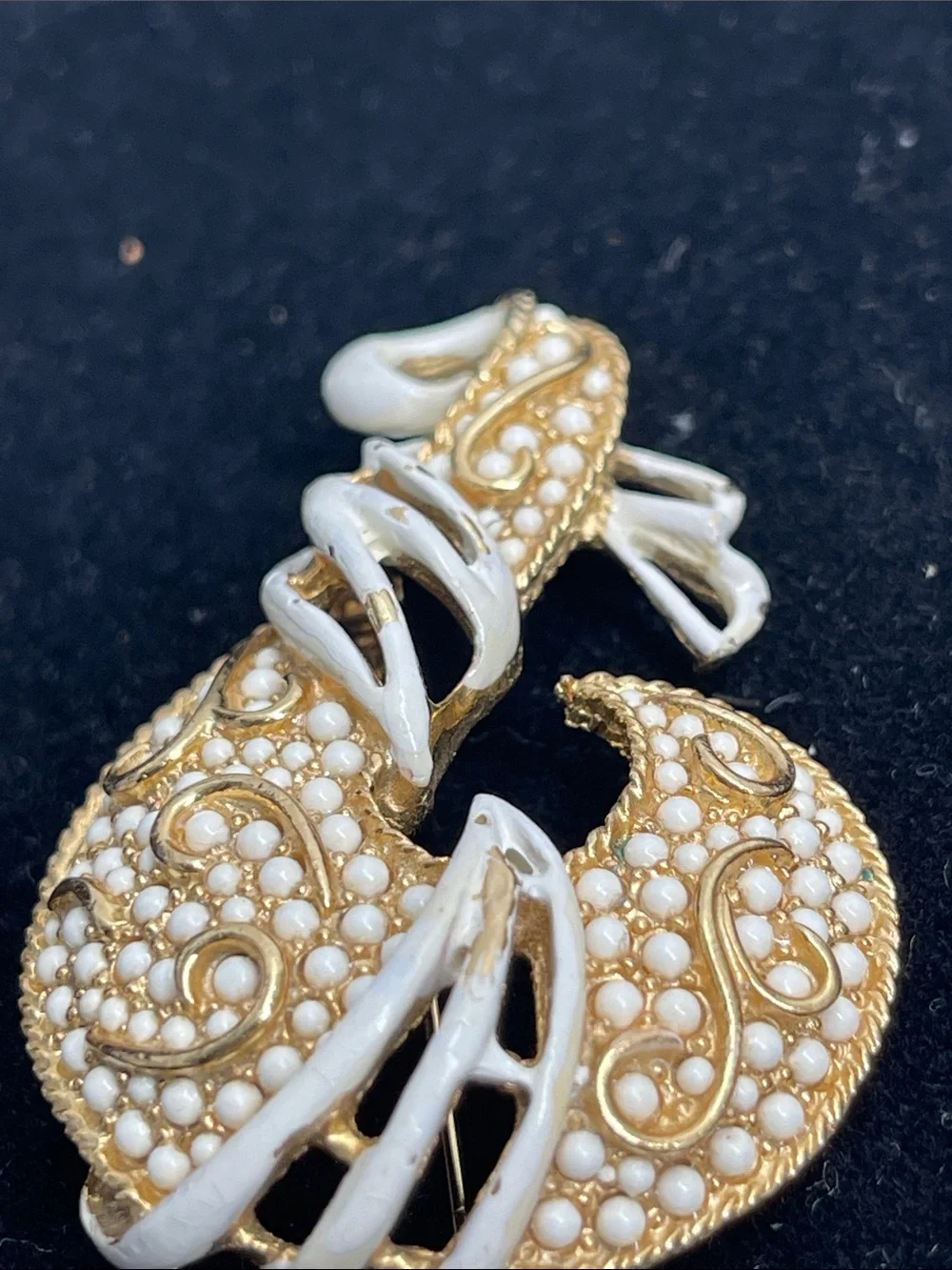 RARE Hattie Carnegie Abstract Goldtone + White Enameled Accent Brooch
